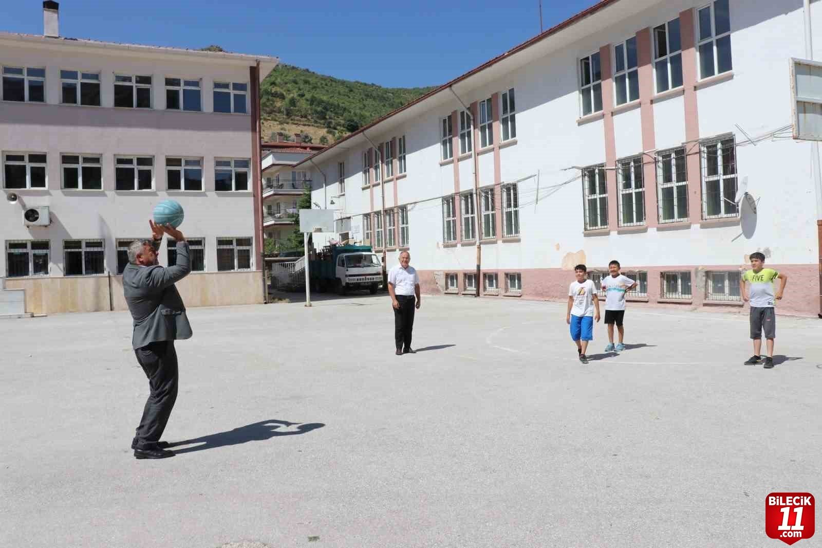 bilecik-haber_mudur-sunnetci-ogrencilerle-basketbol-oynadi-32971.jpg