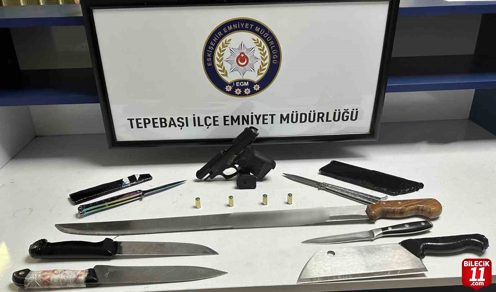 bilecik-haber_parkta-kesif-yapan-polis-7-kesici-alet-ve-1-ruhsatsiz-kurusiki-tabanca-buldu-29976.jpg