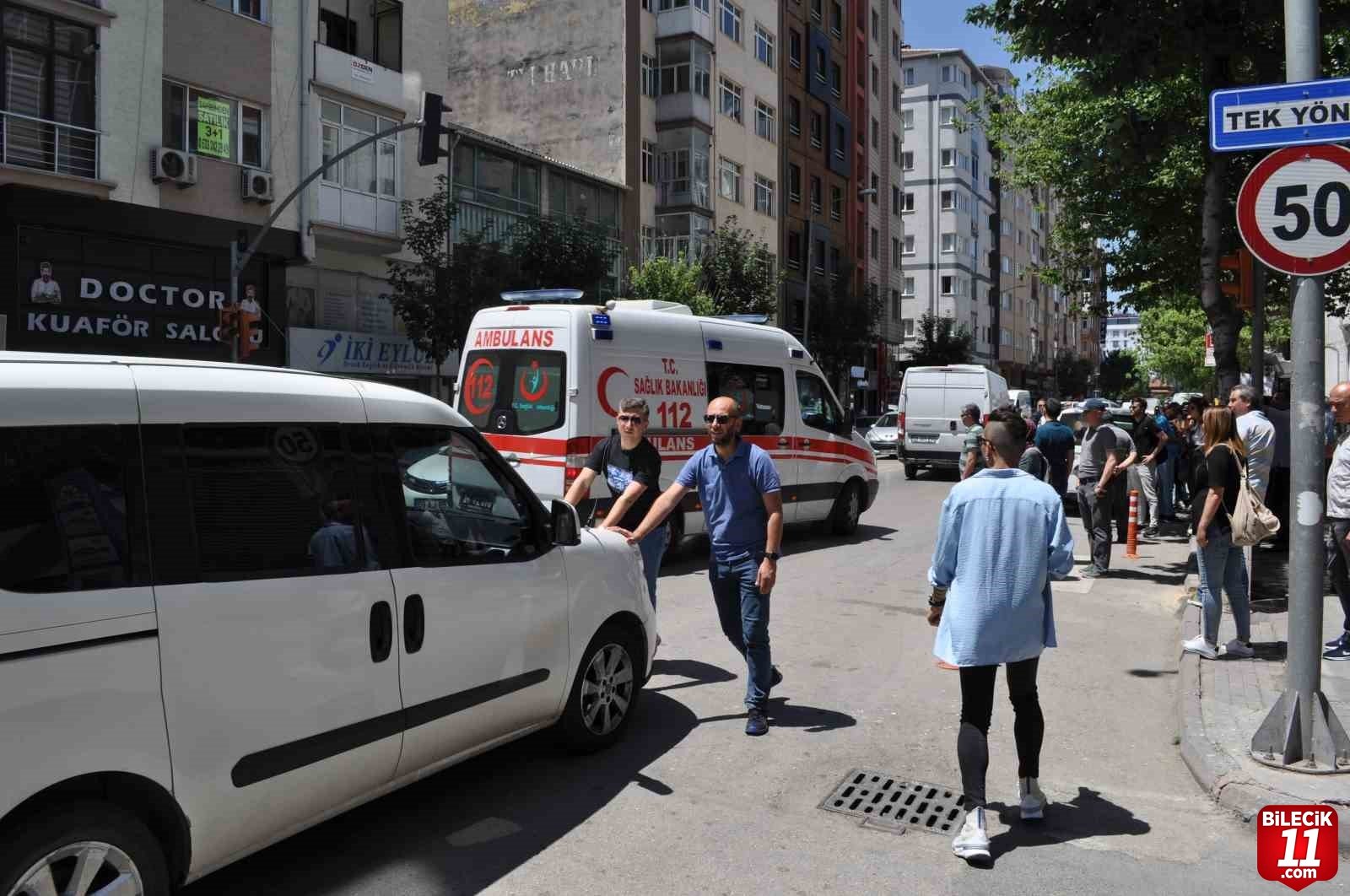 bilecik-haber_trafikte-sikisan-ambulans-guclukle-ana-caddeye-cikabildi-32526.jpg