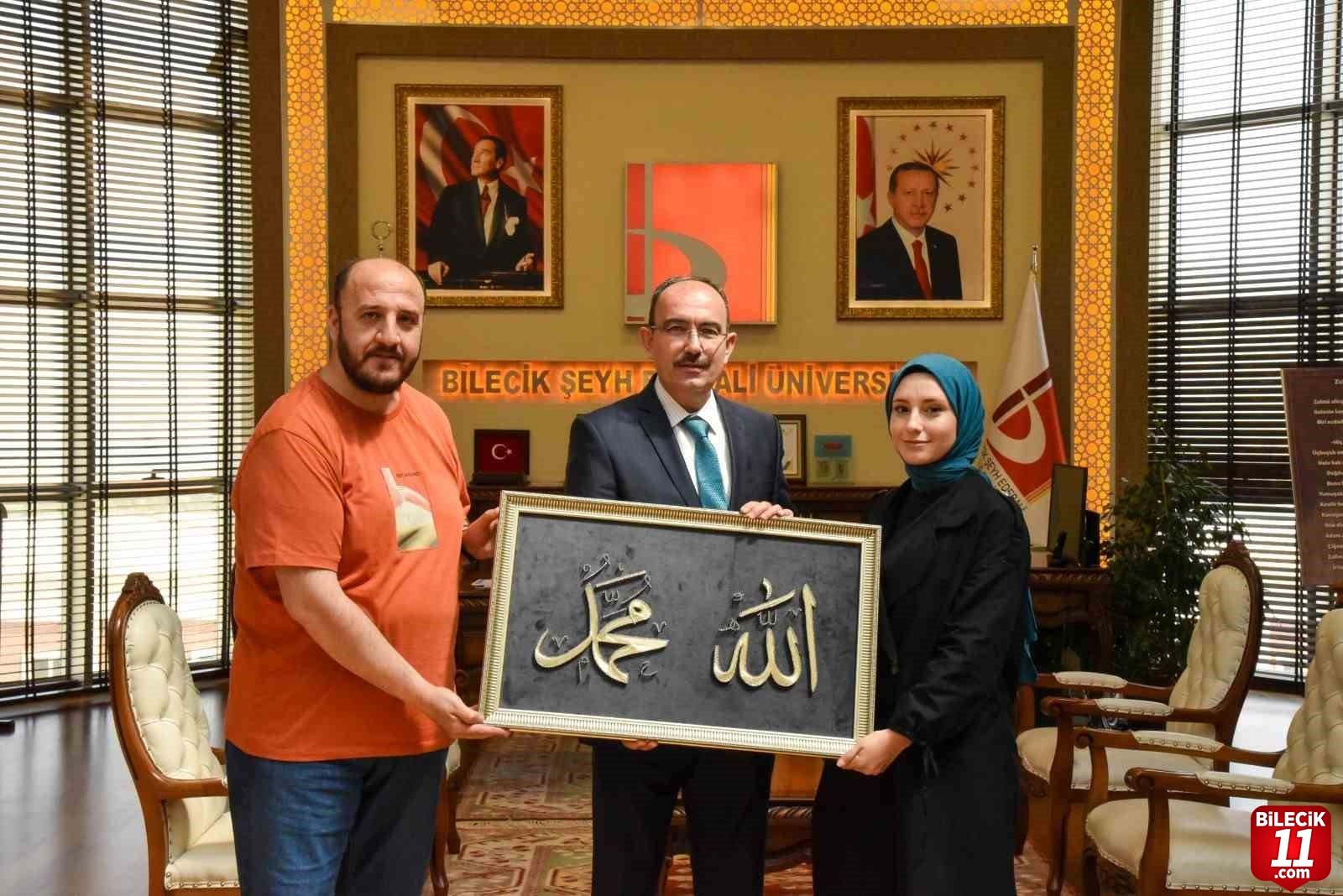 bilecik-haber_yaptigi-filografi-calismasini-rektor-prof-dr-sukru-beydemir-e-hediye-etti-33235.jpg