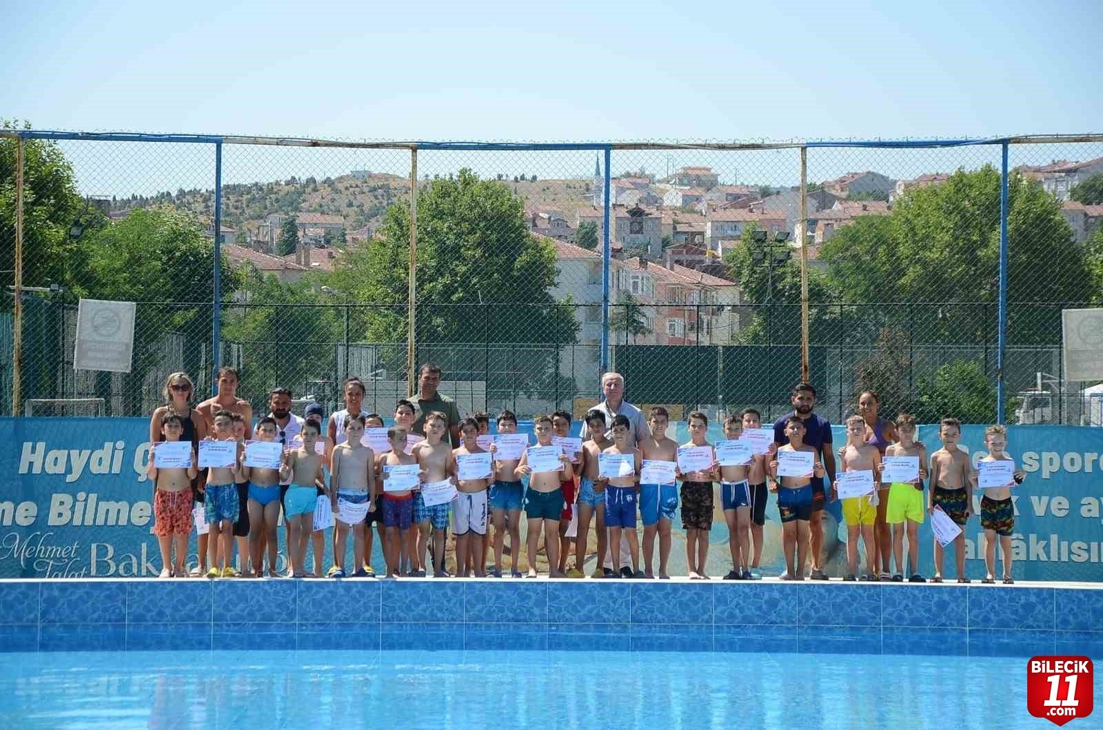 bilecik-haber_minik-yuzuculer-katilim-belgelerini-baskan-bakkalcioglu-nun-elinden-aldi-43053.jpg