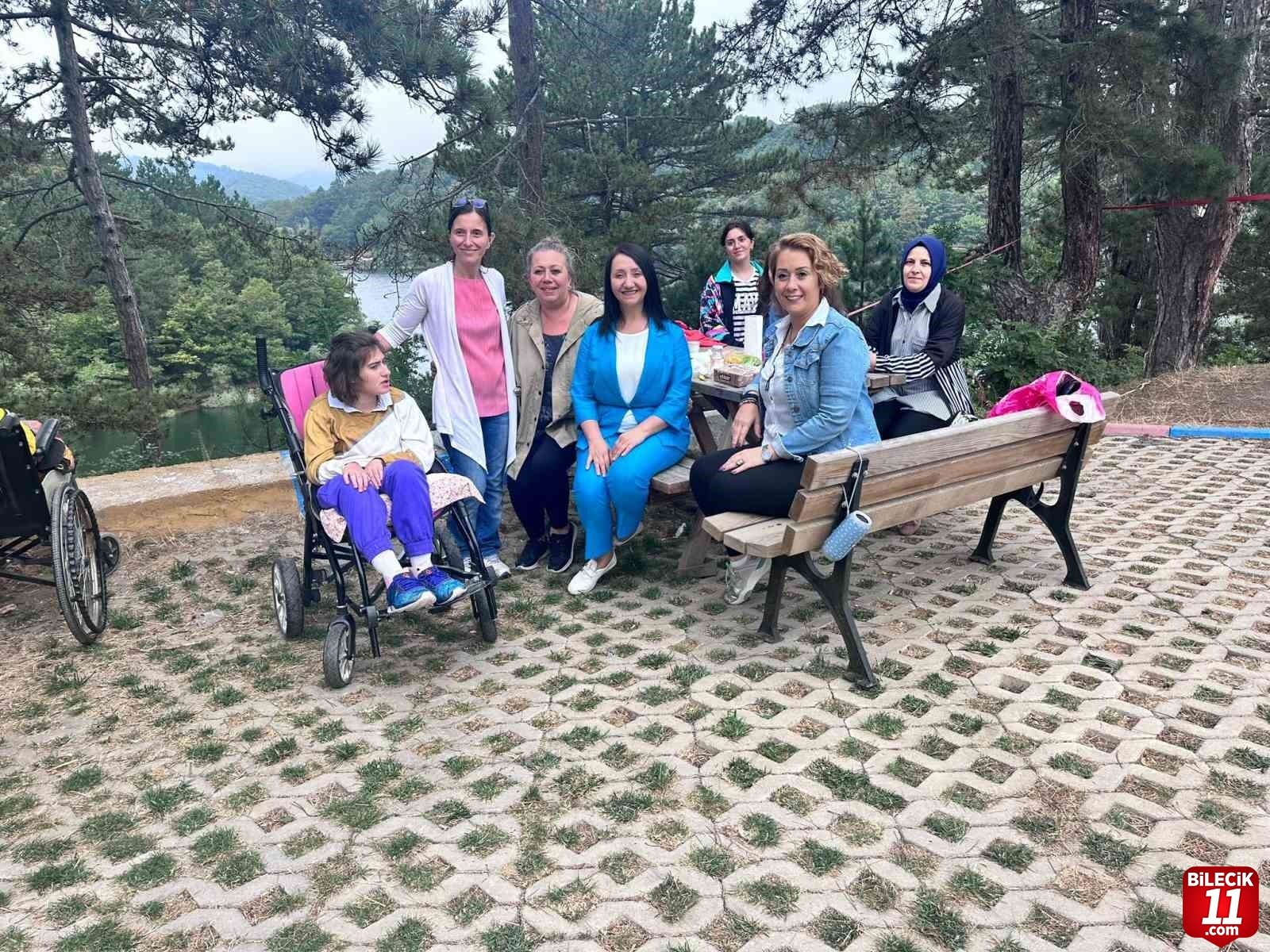 bilecik-haber_pazaryeri-nde-bir-araya-gelen-engelli-bireyler-guzel-vakit-gecirdiler-39136.jpg