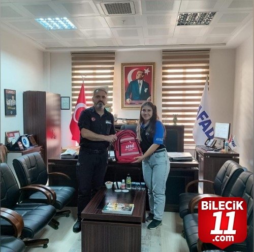 bilecik-haber_stajini-tamamlayan-ogrenciye-basari-belgesi-verildi-41407.jpg
