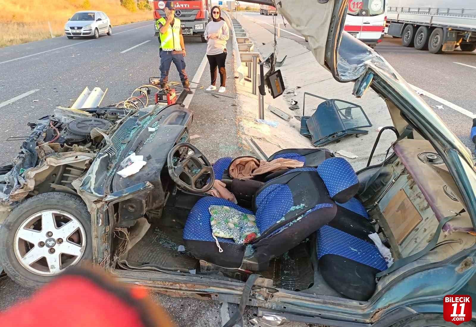 bilecik-haber_kutahya-da-bariyerlere-carpan-otomobil-hurda-yiginina-dondu-3-yarali-50290.jpg