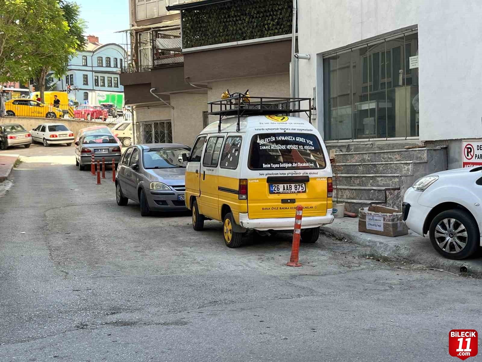 bilecik-haber_uzerinde-komik-yazilar-barindiran-minik-arac-ilgi-odagi-oldu-51154.jpg
