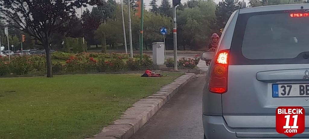bilecik-haber_yagmurlu-havada-yatan-cocugu-gosterip-para-dilendigi-iddiasi-46810.jpg