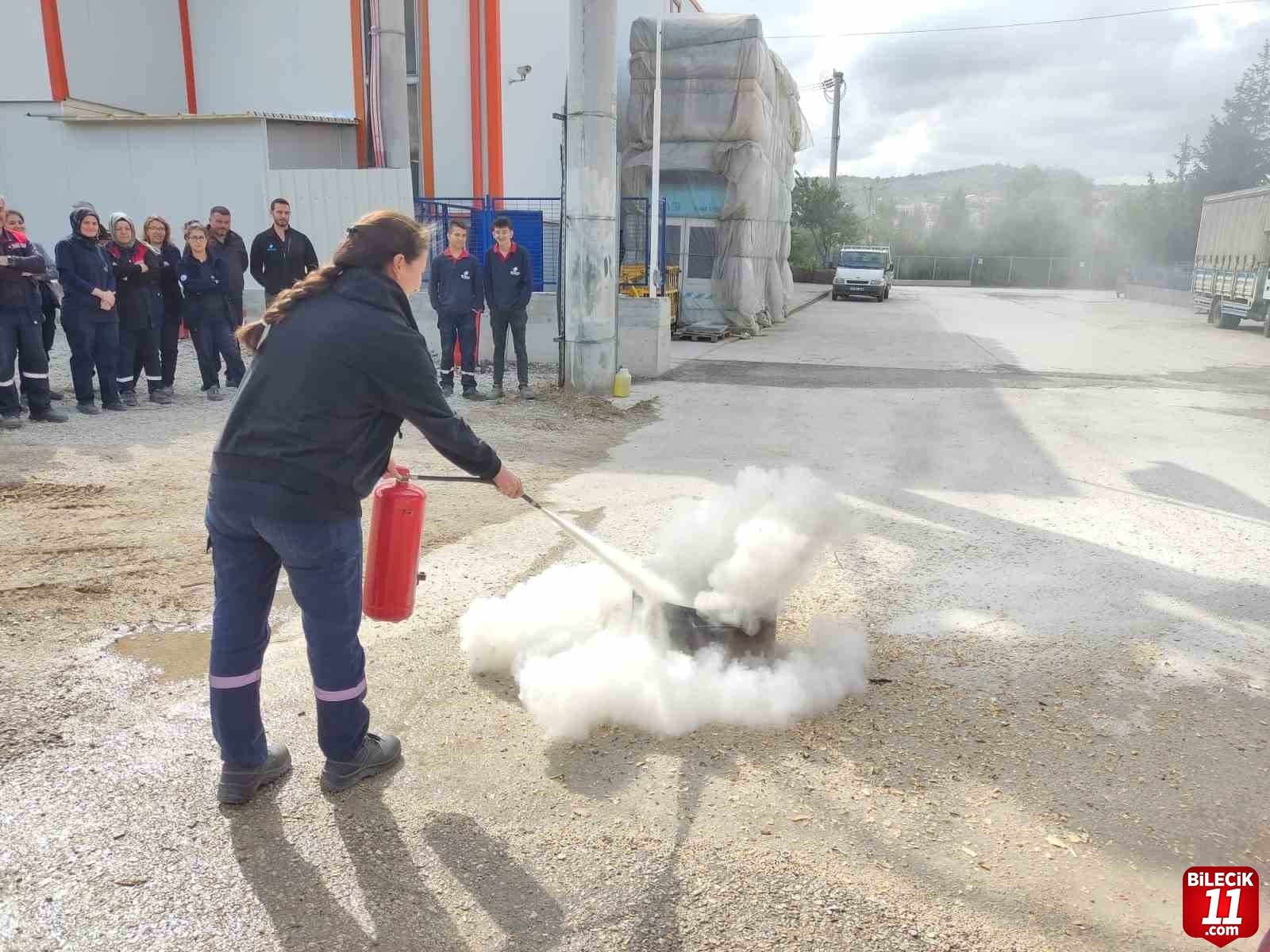 bilecik-haber_bozuyuk-belediyesi-itfaiyesi-nden-fabrika-personeline-yangin-egitimi-55427.jpg