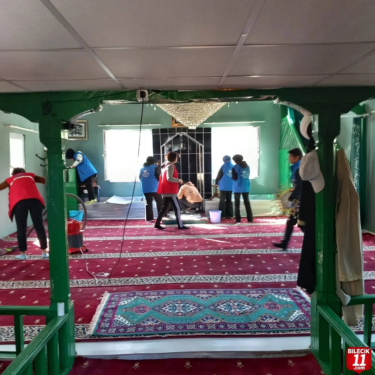 bilecik-haber_bravo-size-gencler-cami-nin-ici-ve-cevresi-temizlendi-56644.jpg