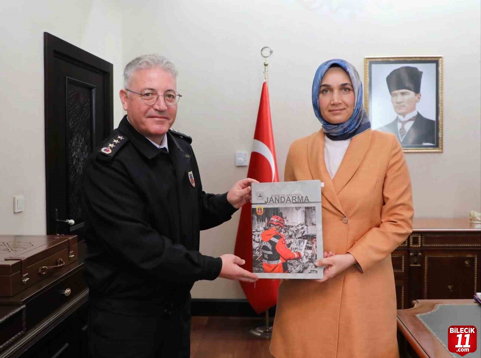 bilecik-haber_jandarmanin-deprem-bolgesindeki-faaliyetleri-bu-dergide-toplandi-59489.jpg