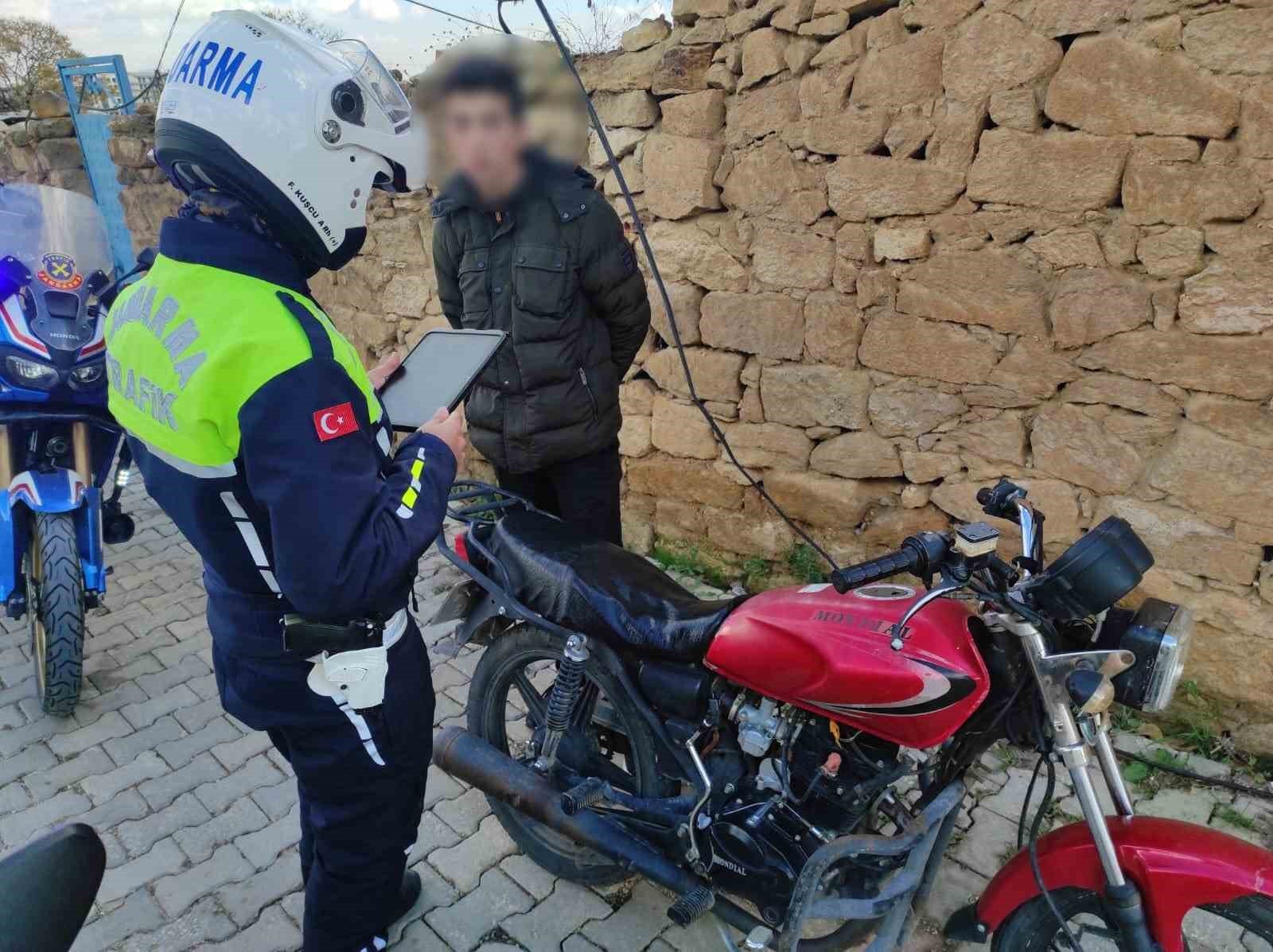 bilecik-haber_jandarma-denetimlerinde-motosiklet-ve-surucusu-uzerinde-uyusturucu-madde-ele-gecirildi-72443.jpg