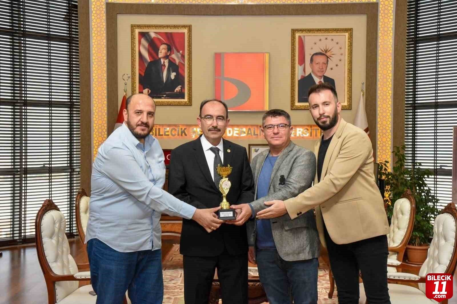 bilecik-haber_sampiyonlar-kupayi-rektore-takdim-etti-65363.jpg