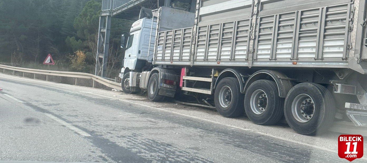 bilecik-haber_kontrolden-cikan-tir-az-kalsin-ust-gecidi-yikiyordu-77475.jpg