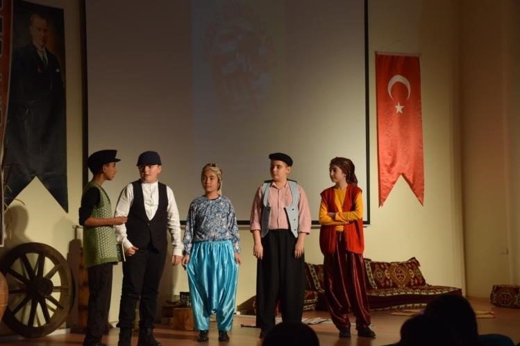 bilecik-haber_tiyatro-gosterisi-buyuk-begeni-topladi-75608.jpg