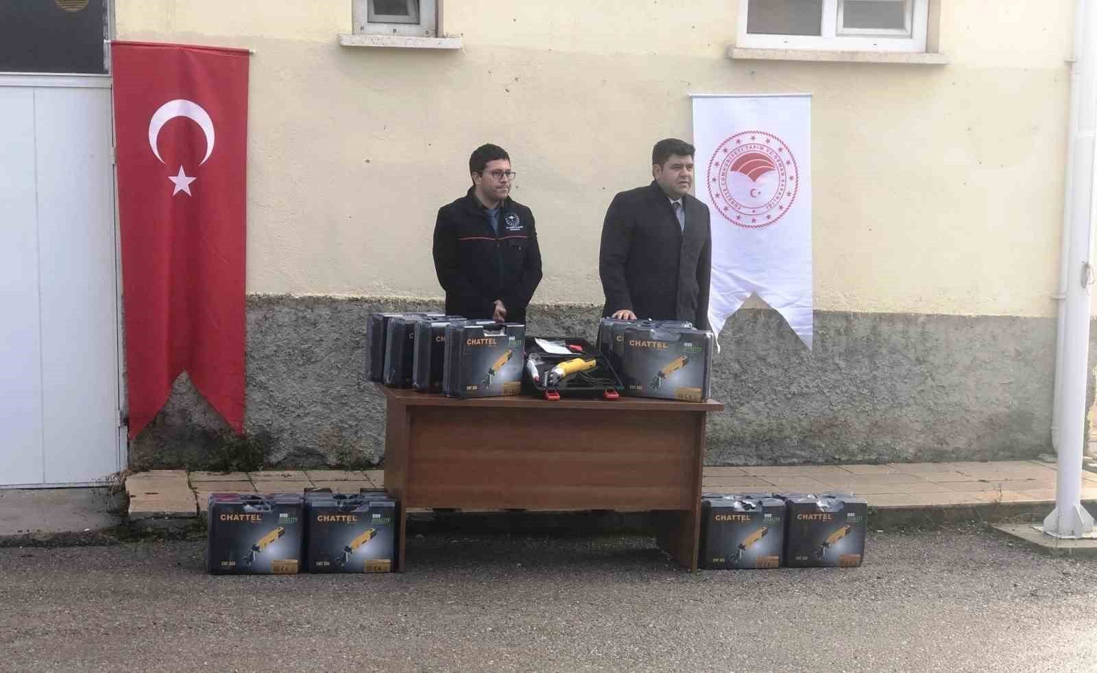 bilecik-haber_emet-te-koyun-ve-keci-sahibi-18-ureticiye-koyun-kirkim-makinesi-dagitildi-85927.jpg