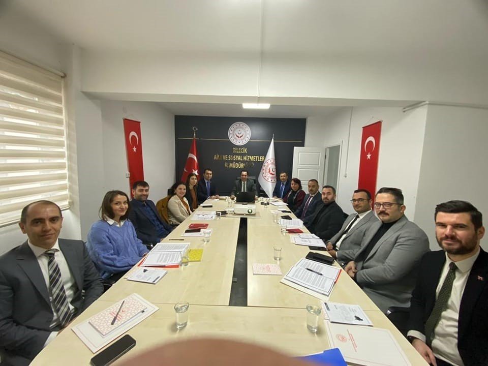 bilecik-haber_yogun-kar-yagisinda-vatandasa-yardim-icin-kollari-sivadi-83958.jpg