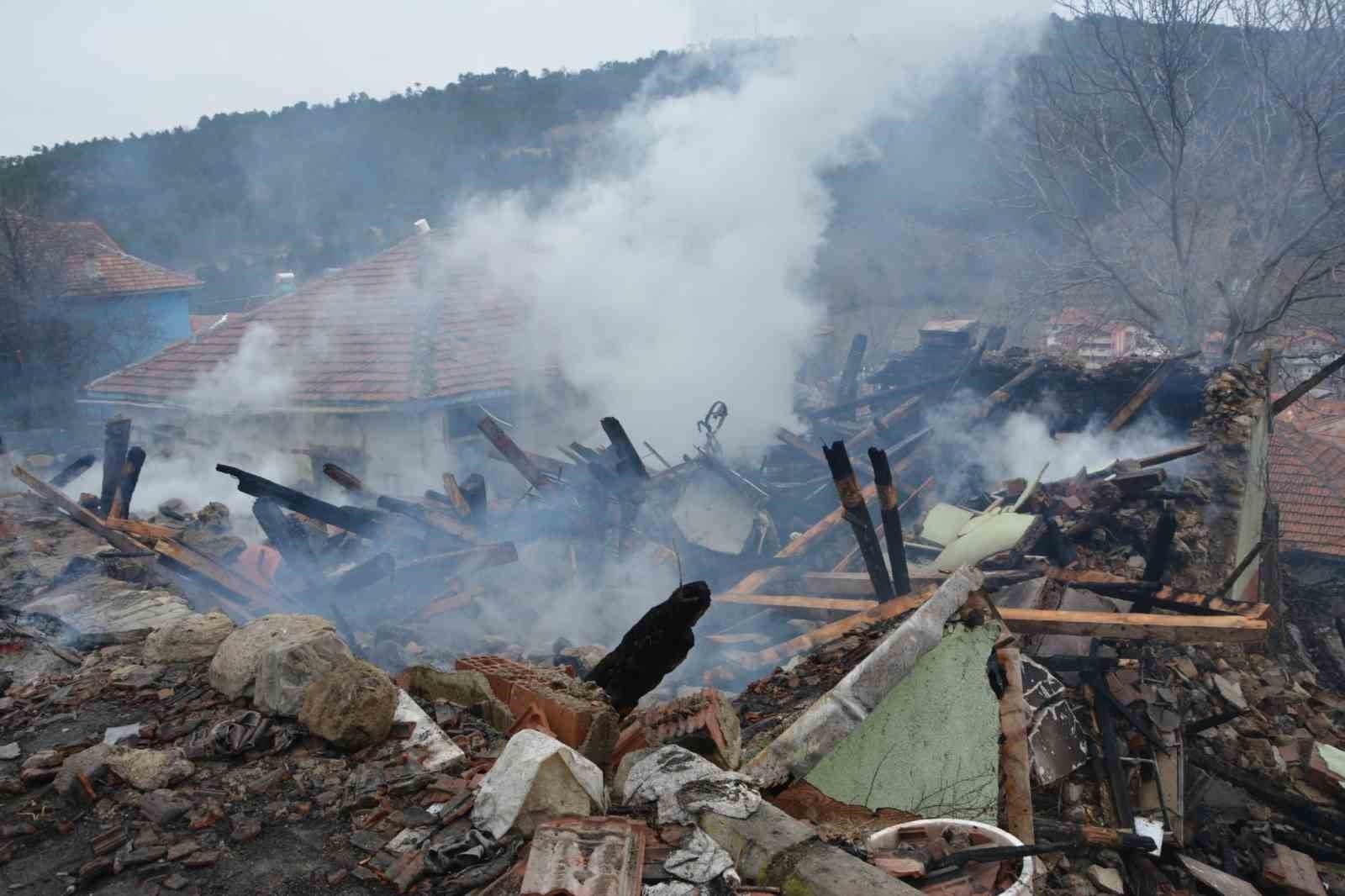 bilecik-haber_29-koyunun-telef-oldugu-ev-ve-agil-yangininda-maddi-zarar-ortaya-cikti-96225.jpg
