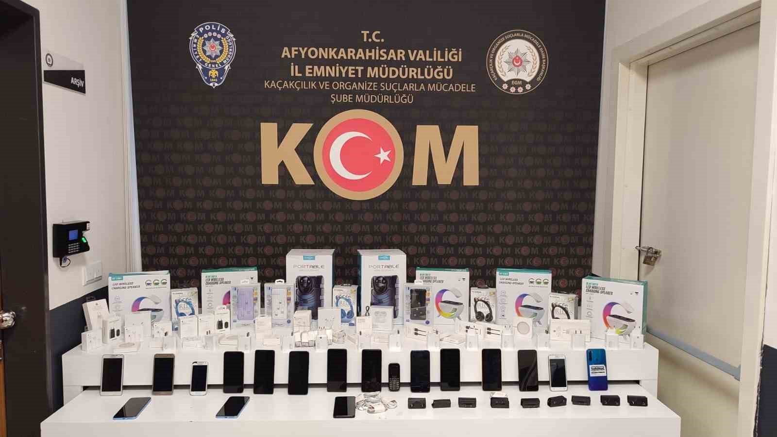 bilecik-haber_afyonkarahisar-da-kacak-cep-telefonu-ve-elektronik-urun-operasyonu-91550.jpg