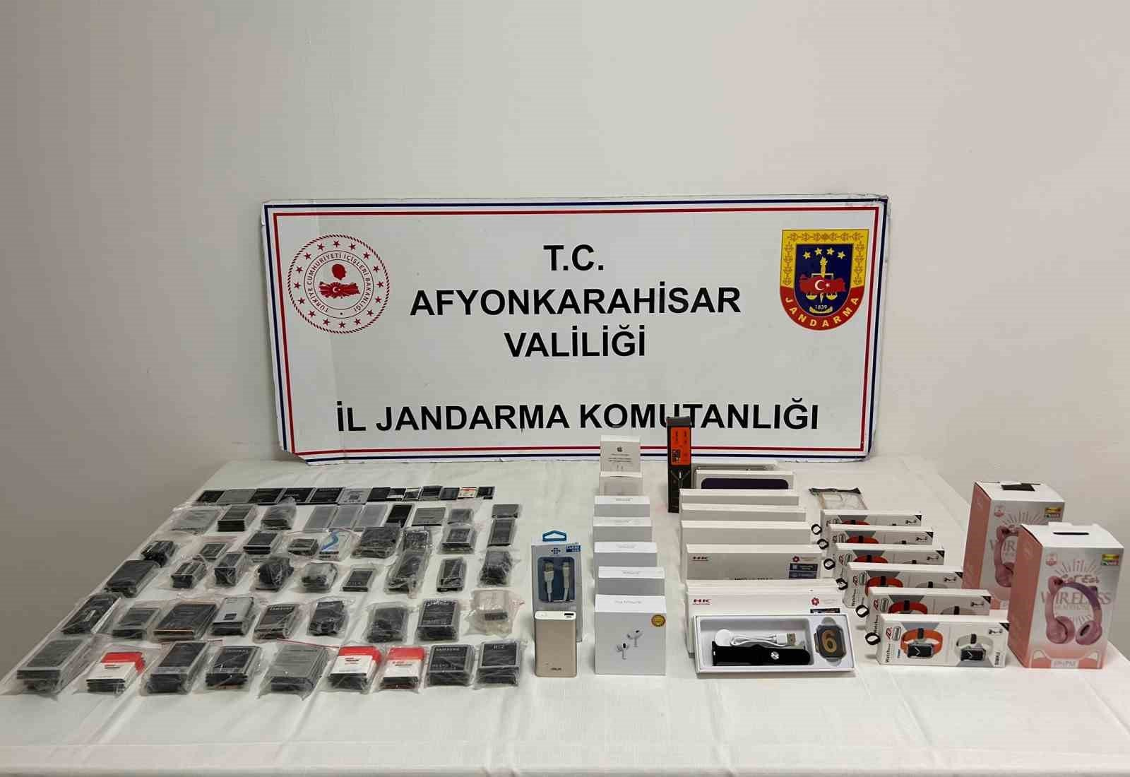 bilecik-haber_afyonkarahisar-da-kacak-telefon-aksesuarlari-ele-gecirildi-91696.jpg