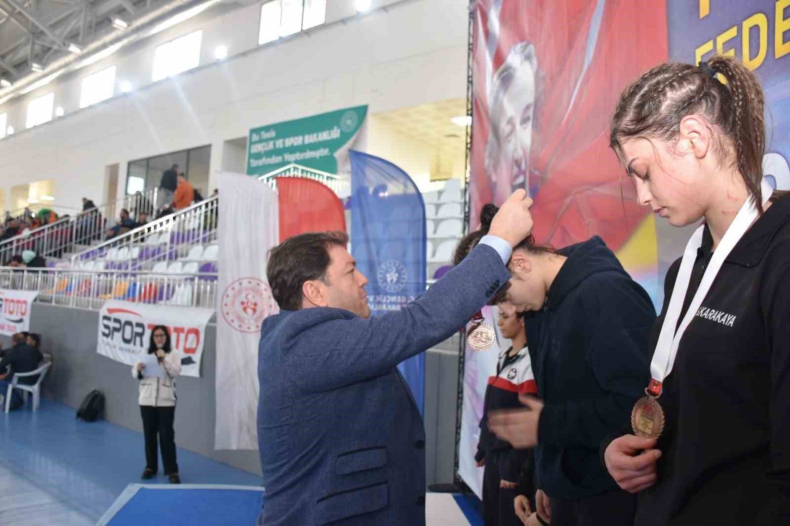 bilecik-haber_buse-tosun-u20-kadinlar-gures-turkiye-sampiyonasi-devam-ediyor-94647.jpg