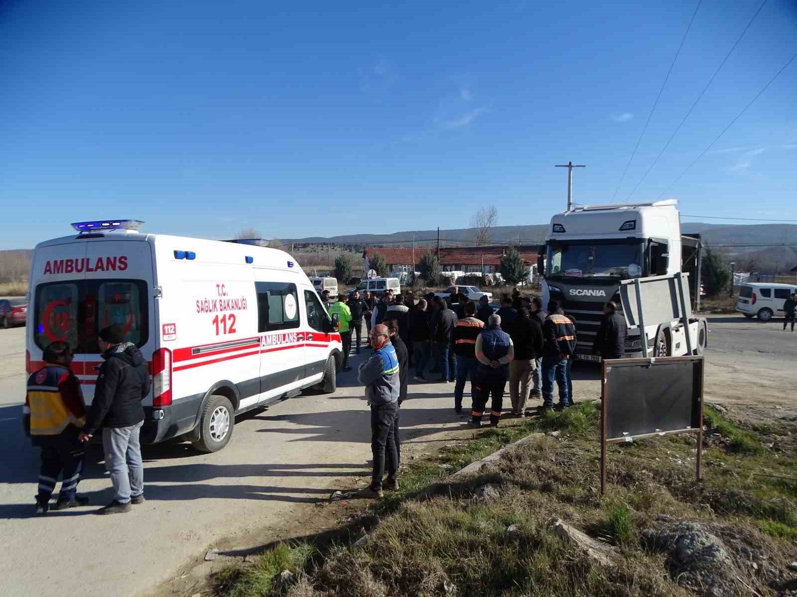 bilecik-haber_hisarcik-ta-tir-ile-otomobil-carpisti-4-yarali-91370.jpg