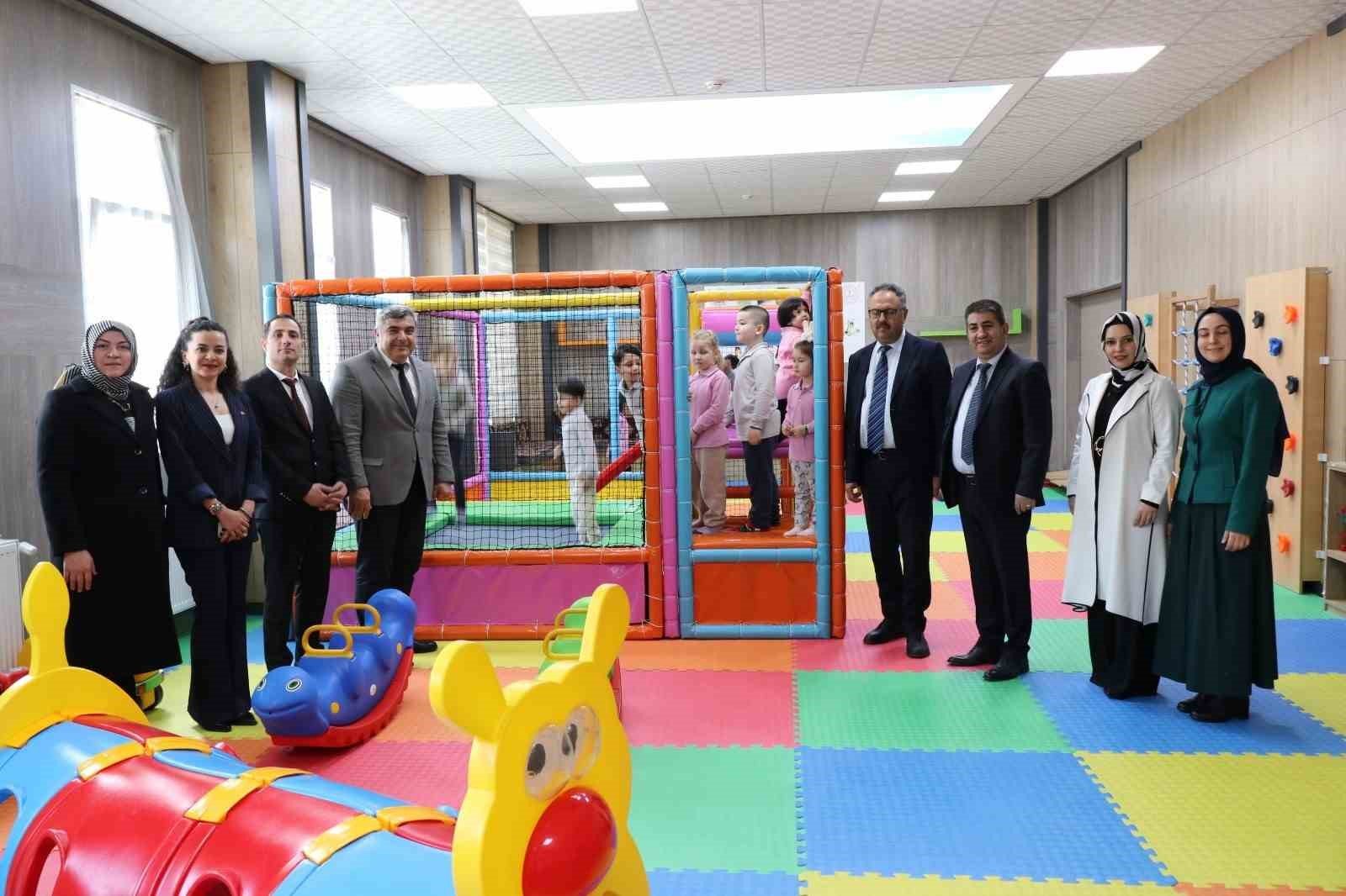 bilecik-haber_ilkler-hoca-ahmet-yesevi-ilkokulu-nda-kapali-oyun-alani-acilisi-yapildi-96556.jpg