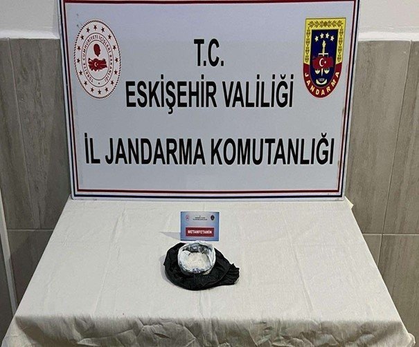 bilecik-haber_istanbul-dan-eskisehir-e-uyusturucu-getirip-satan-sahislar-yakaladi-91596.jpg