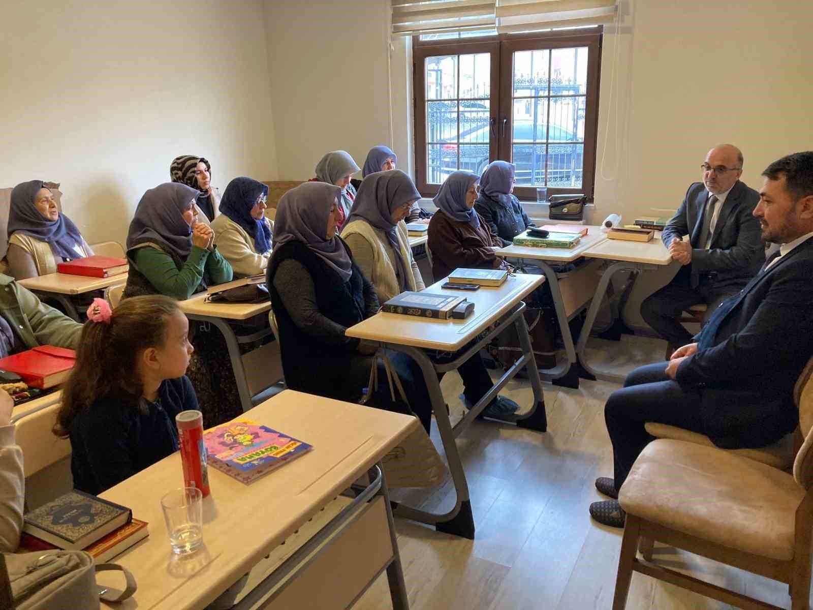 bilecik-haber_muftu-imamoglu-sultandagi-nda-ogrencilerle-derse-katildi-95379.jpg