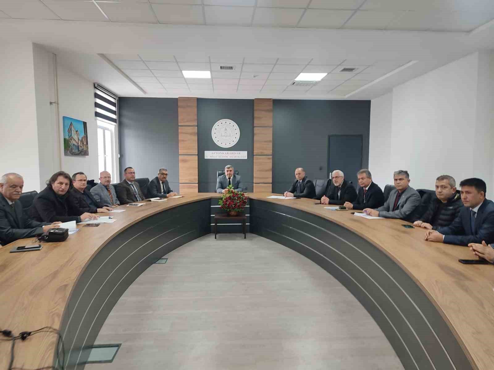 bilecik-haber_sunnetci-spor-salonu-olan-okul-mudurleri-ile-gorustu-94650.jpg