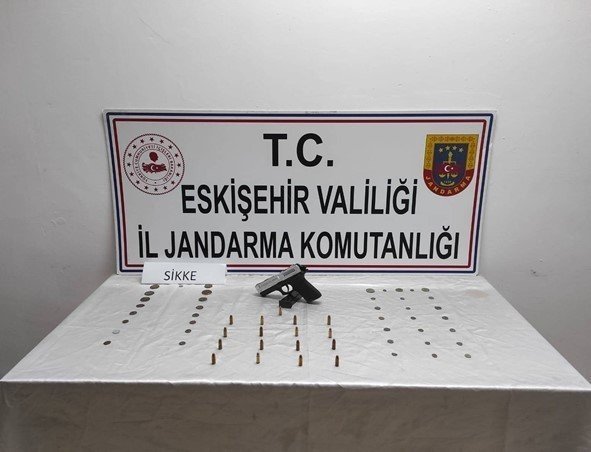 bilecik-haber_tarihi-eser-ve-ruhsatsiz-tabanca-satmak-isterken-yakalandilar-93072.jpg