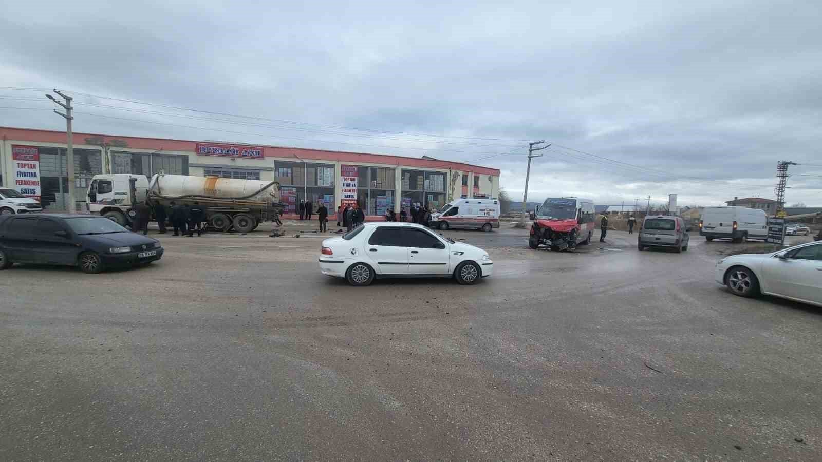 bilecik-haber_yolcu-dolu-minibus-vidanjore-carpti-12-kisi-yaralandi-93463.jpg