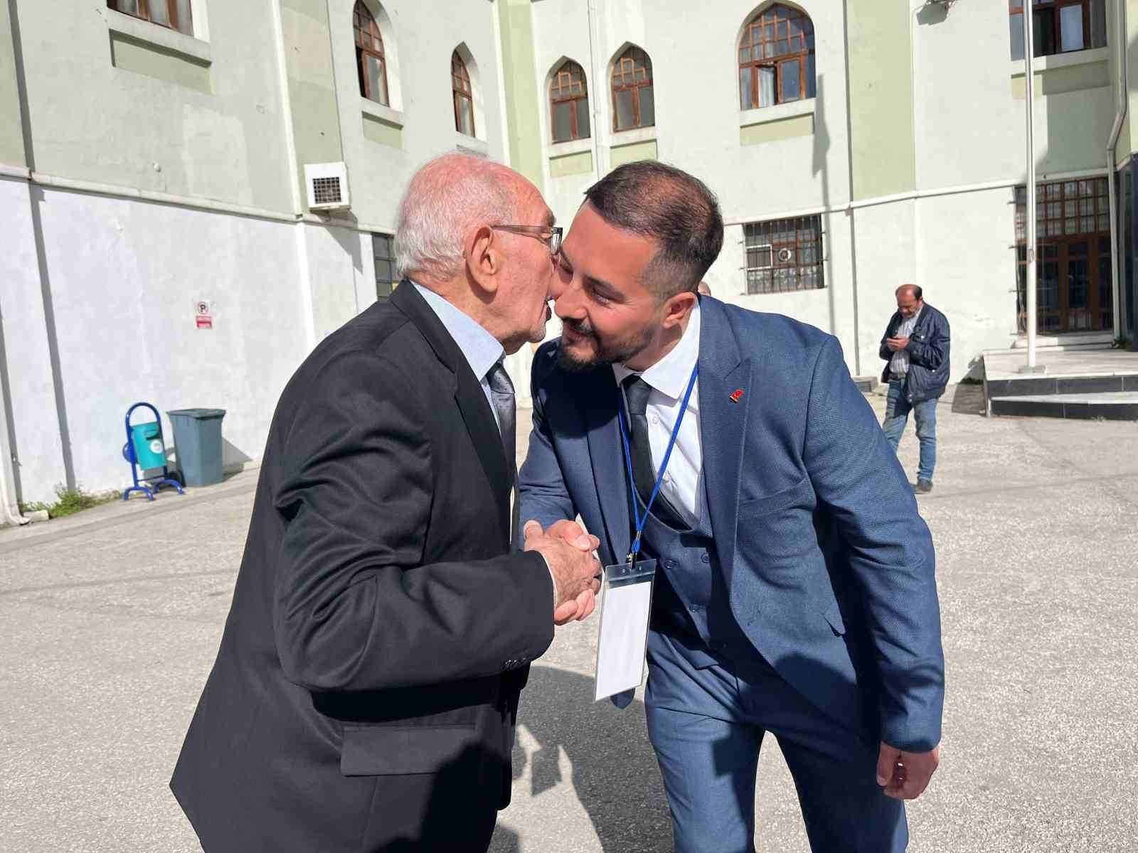 bilecik-haber_baba-dedigi-yakiniyla-rakip-olan-genc-aday-basarilar-diledi-104902.jpg
