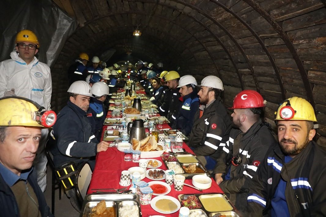 bilecik-haber_bakan-isikhan-kutahya-da-maden-iscileriyle-iftar-yapti-102311.jpg