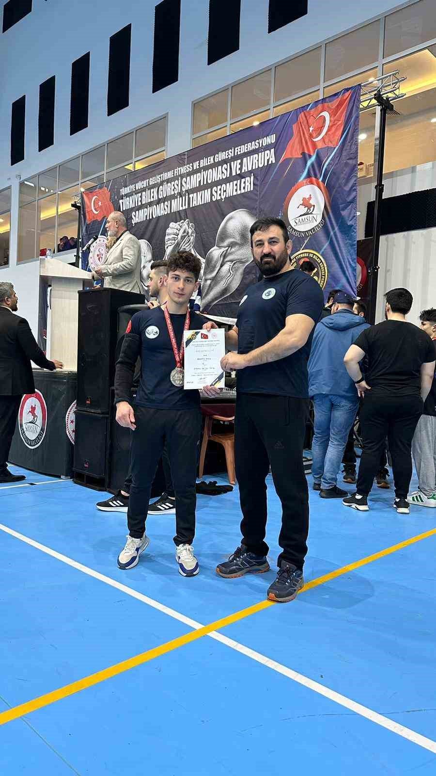 bilecik-haber_bilek-gurescisi-huseyin-ates-dikkatleri-uzerine-cekmeye-basardi-100677.jpg