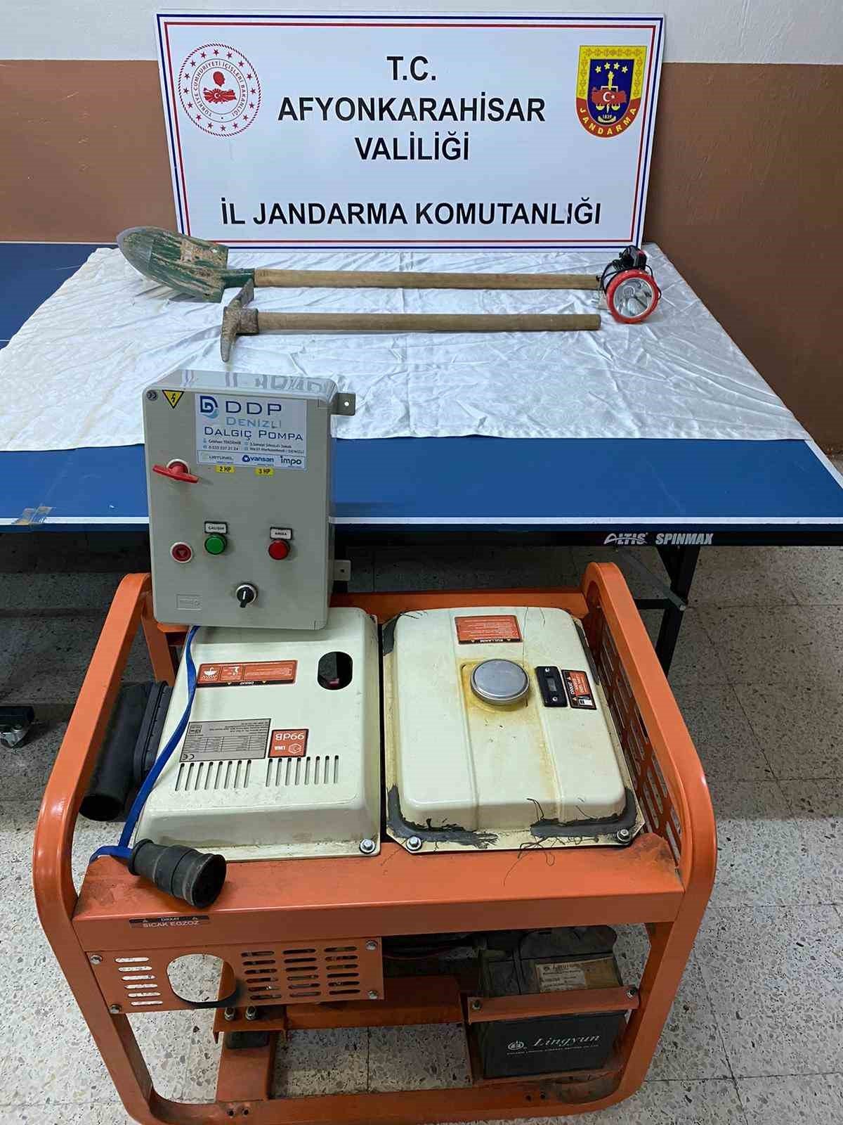 bilecik-haber_define-icin-kacak-kaziya-baslayamadan-jandarmaya-yakalandilar-98233.jpg