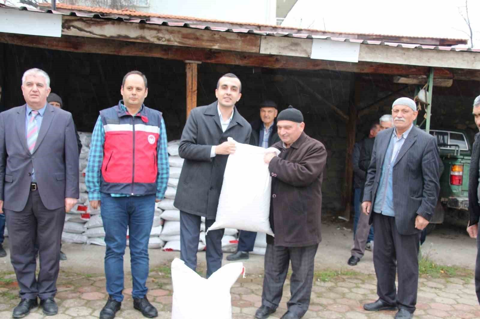 bilecik-haber_domanic-te-43-ureticiye-yuzde-50-hibeli-4-bin-350-kilo-nohut-tohumu-dagitildi-103922.jpg