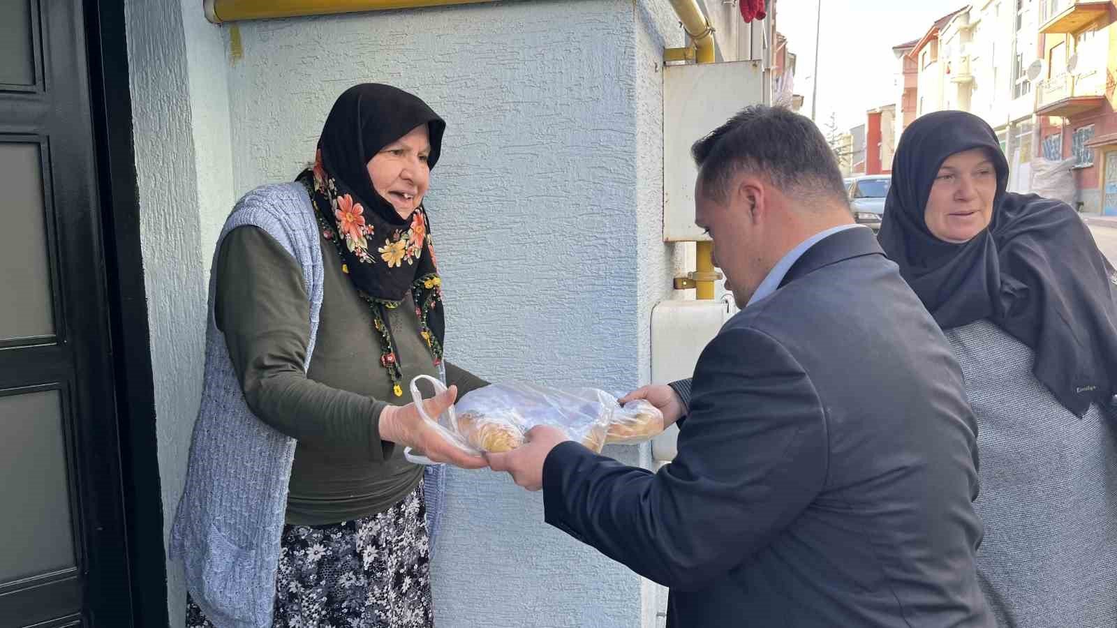bilecik-haber_down-sendromlu-muhtar-adayi-kapi-kapi-dolasip-ramazan-pidesi-dagitiyor-102550.jpg