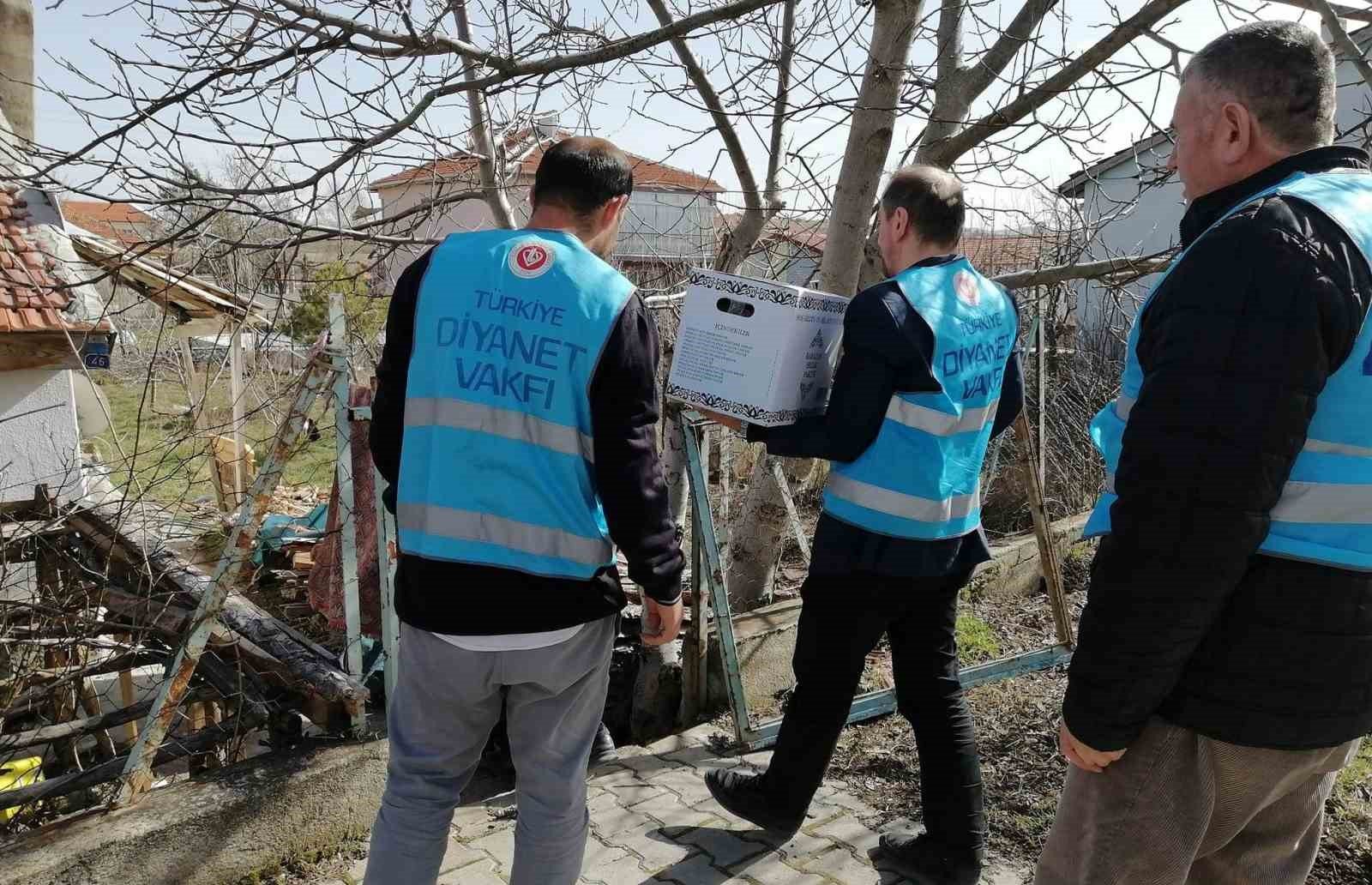 bilecik-haber_dumlupinar-da-ihtiyac-sahiplerine-yardim-kolisi-dagitildi-101420.jpg
