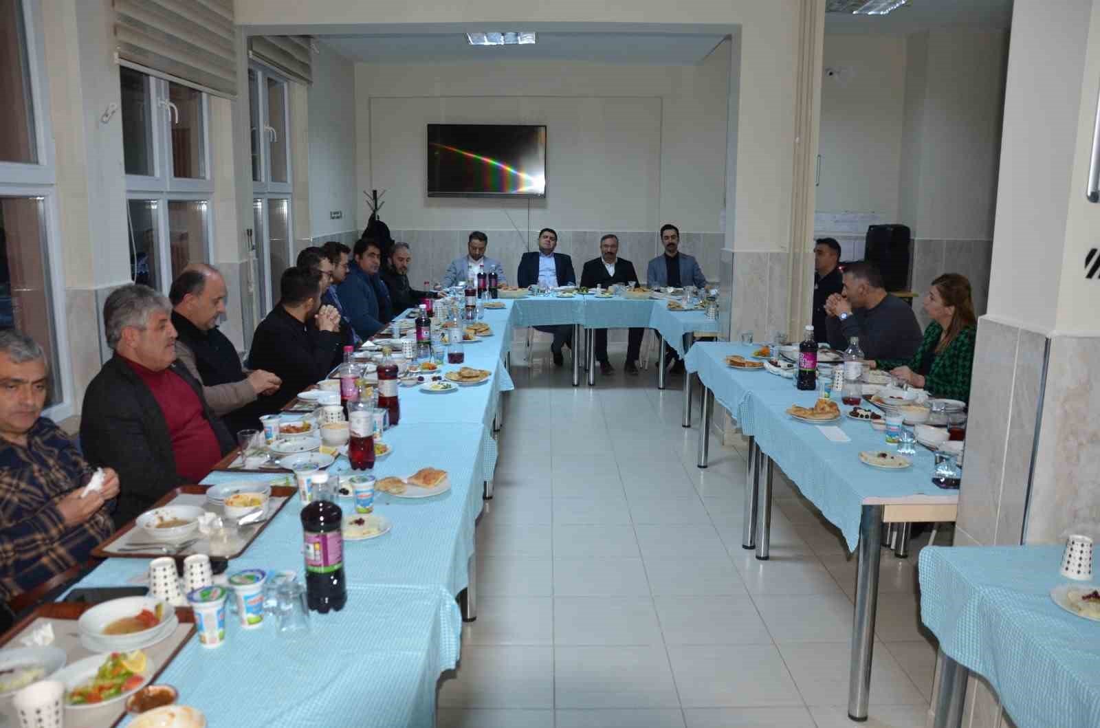 bilecik-haber_emet-te-lise-ogrencileri-iftarda-ilce-protokolunu-misafir-etti-104445.jpg