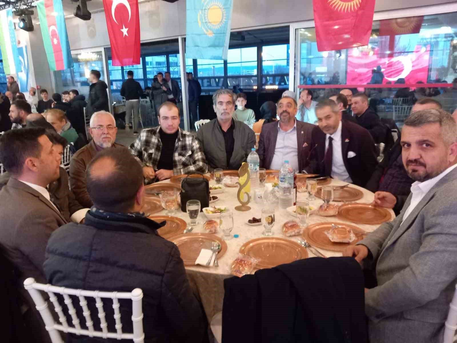 bilecik-haber_eskisehir-kizilelma-turan-dernegi-uyeleri-tarafindan-iftar-programi-duzenlendi-102164.jpg