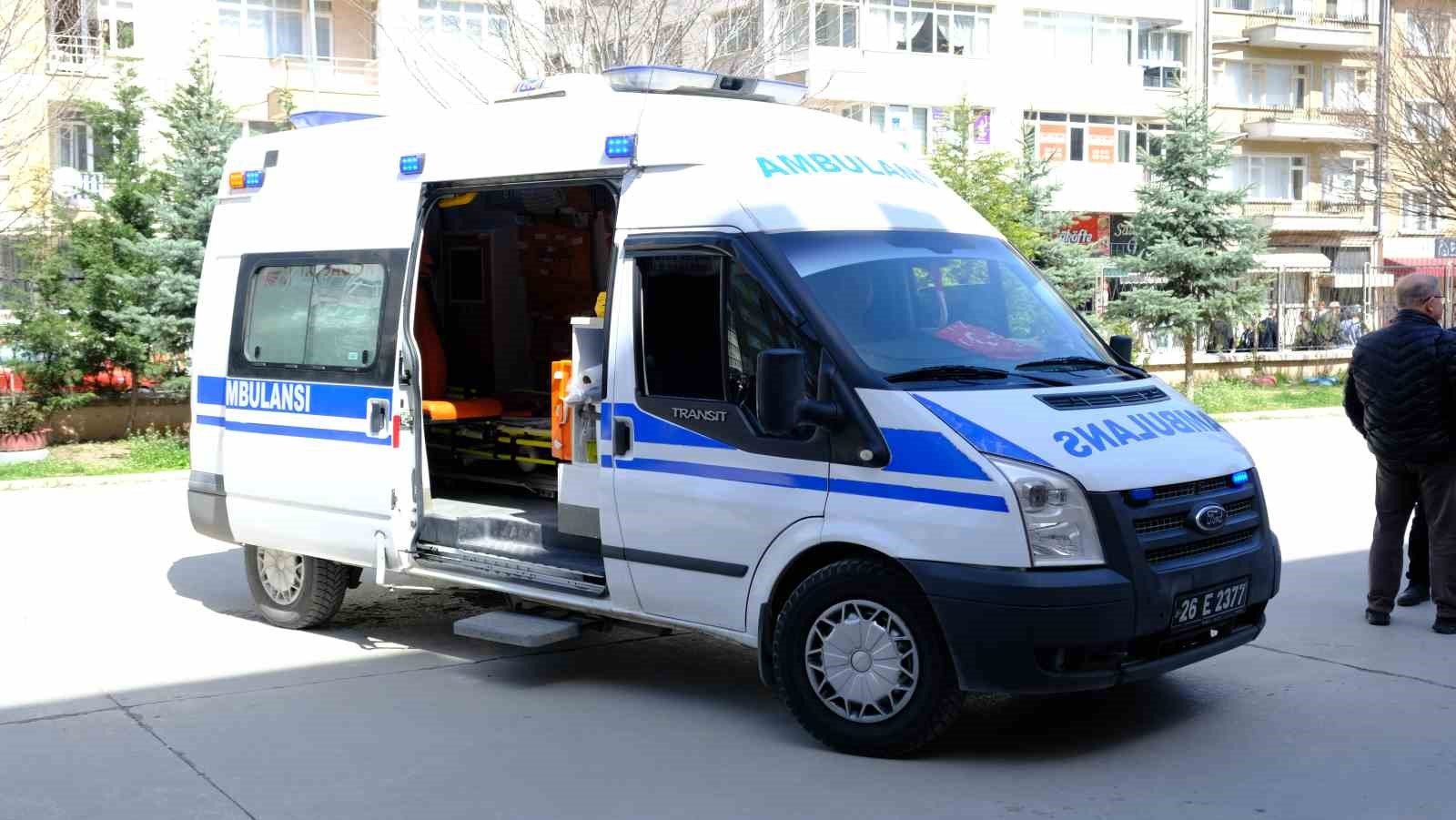 bilecik-haber_felcli-yasli-kadin-oy-kullanmak-icin-ambulans-esliginde-sandiga-gitti-104922.jpg