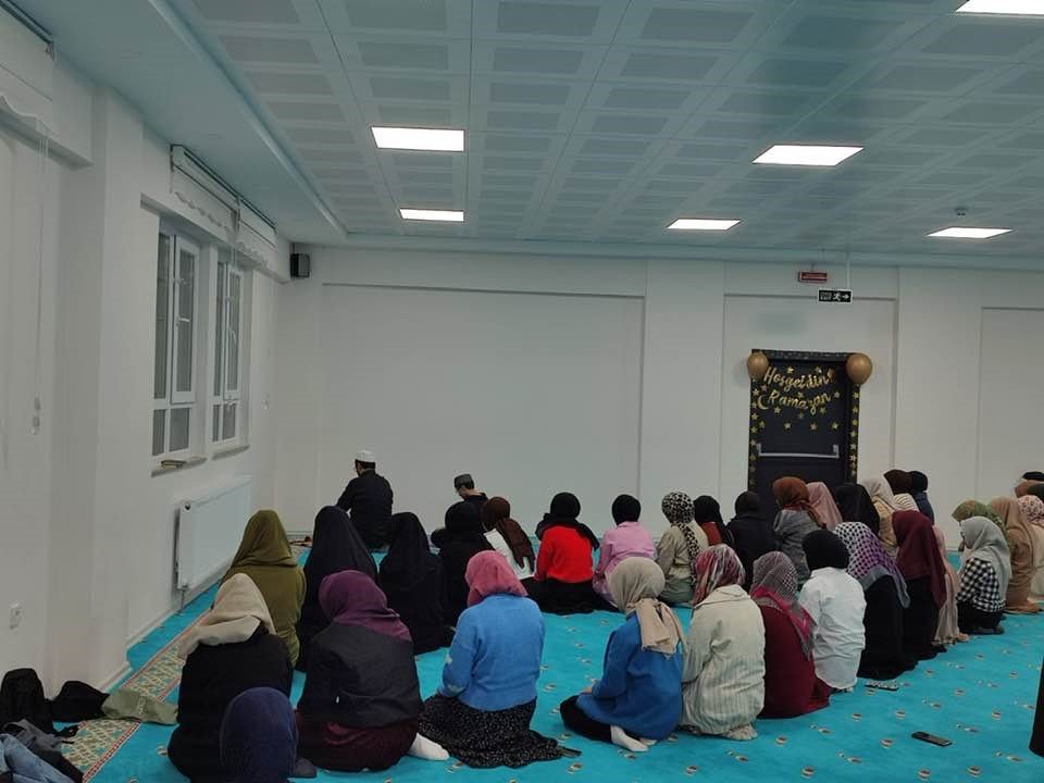 bilecik-haber_gediz-de-hafiz-kizlar-ile-universite-okuyan-kiz-ogrenciler-iftarda-bir-bir-araya-geldi-103597.jpg