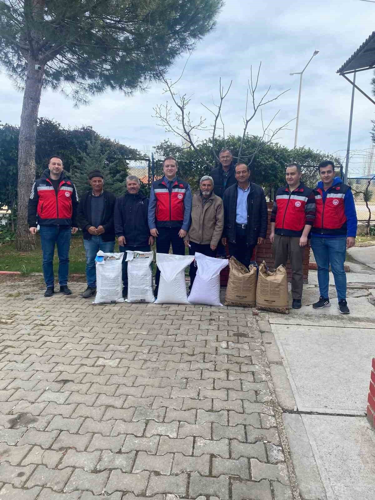 bilecik-haber_gediz-de-hibe-destekli-tohumlar-ciftcilere-dagitildi-104213.jpg