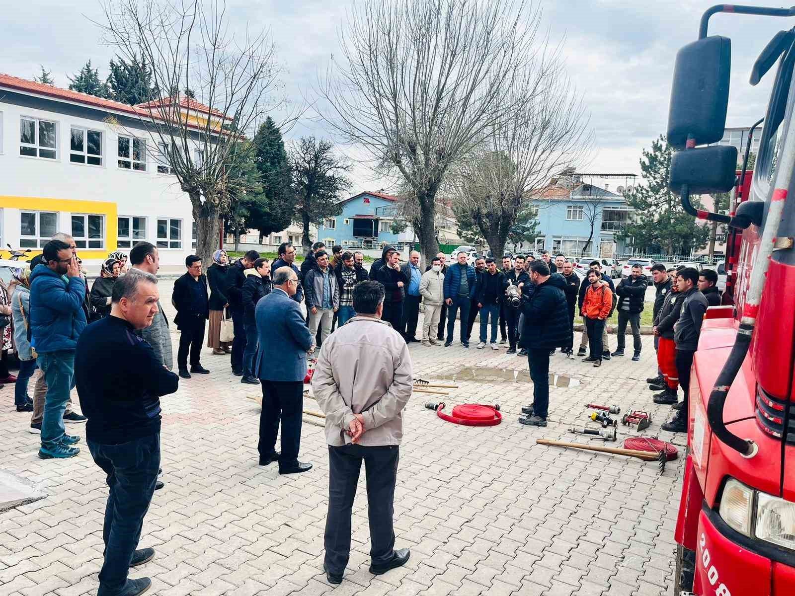 bilecik-haber_gediz-de-ogretmenlere-yangin-egitimi-104435.jpg