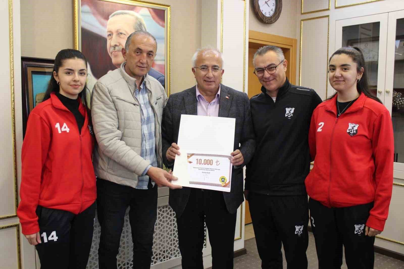 bilecik-haber_genc-voleybolcular-kutahya-sampiyonu-unvaniyla-bolgesel-ligde-ter-dokecek-101651.jpg