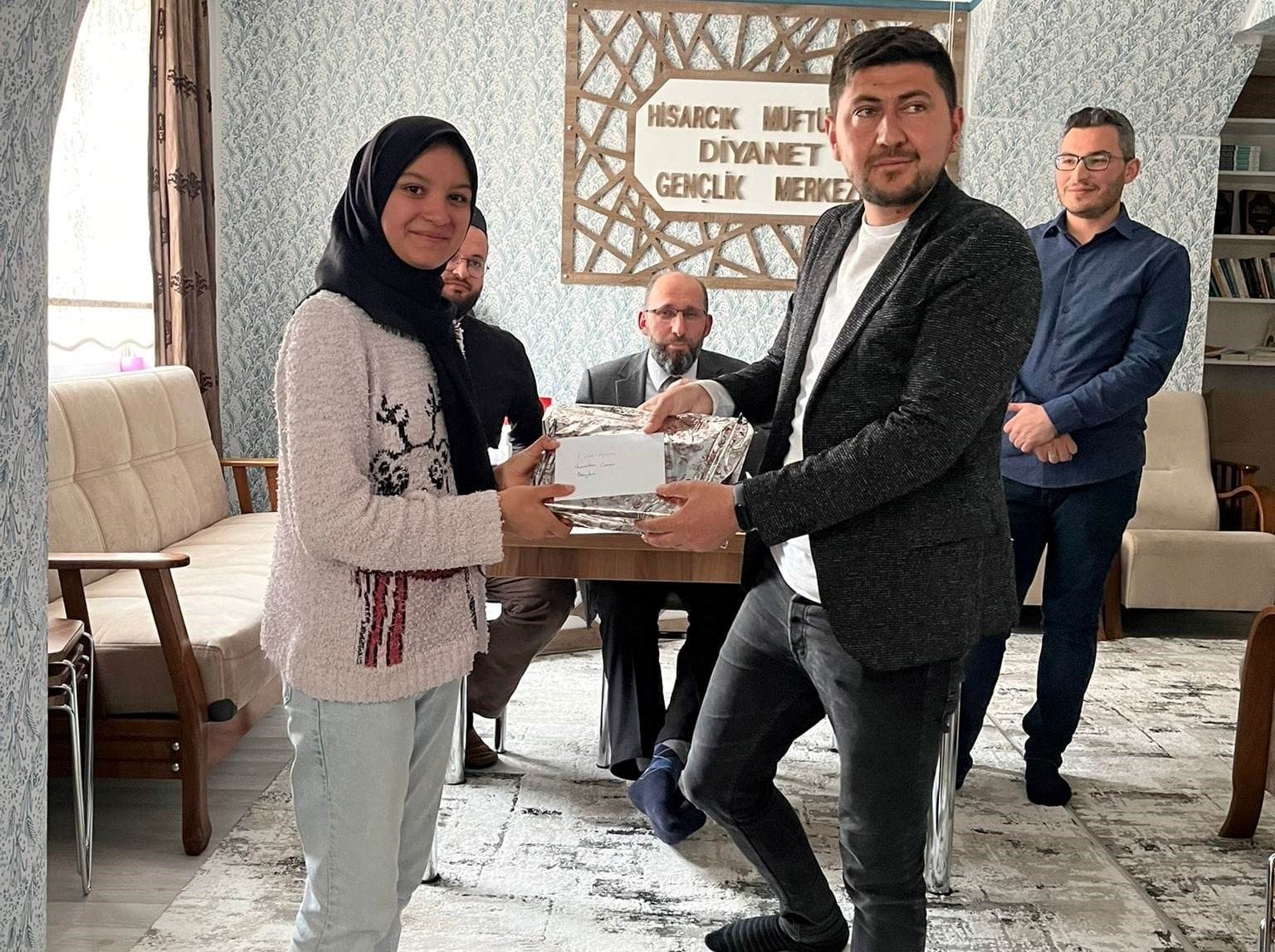 bilecik-haber_hisarcik-ta-ezbere-siir-okuma-yarismasinda-dereceye-giren-ogrenciler-odullendirildi-101097.jpg