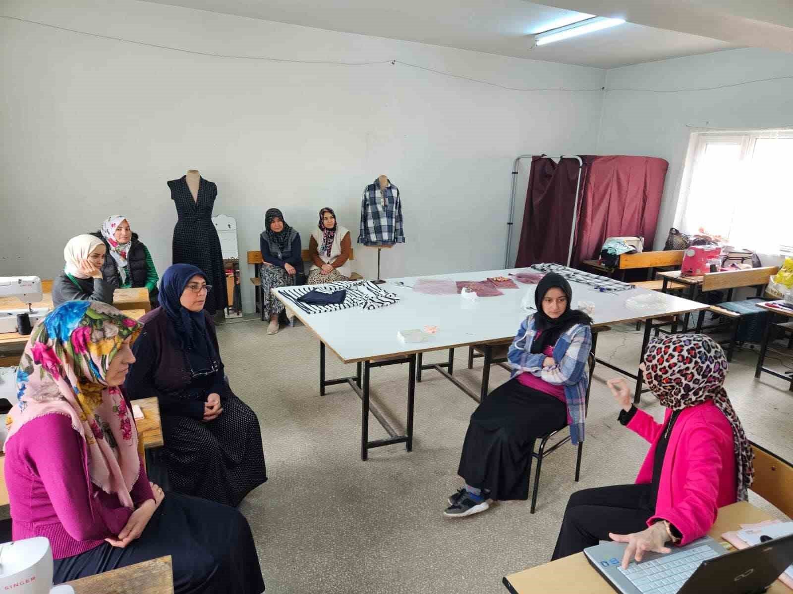 bilecik-haber_hisarcik-ta-kursiyerlere-ramazan-ayinda-saglikli-beslenme-konulu-seminer-104433.jpg
