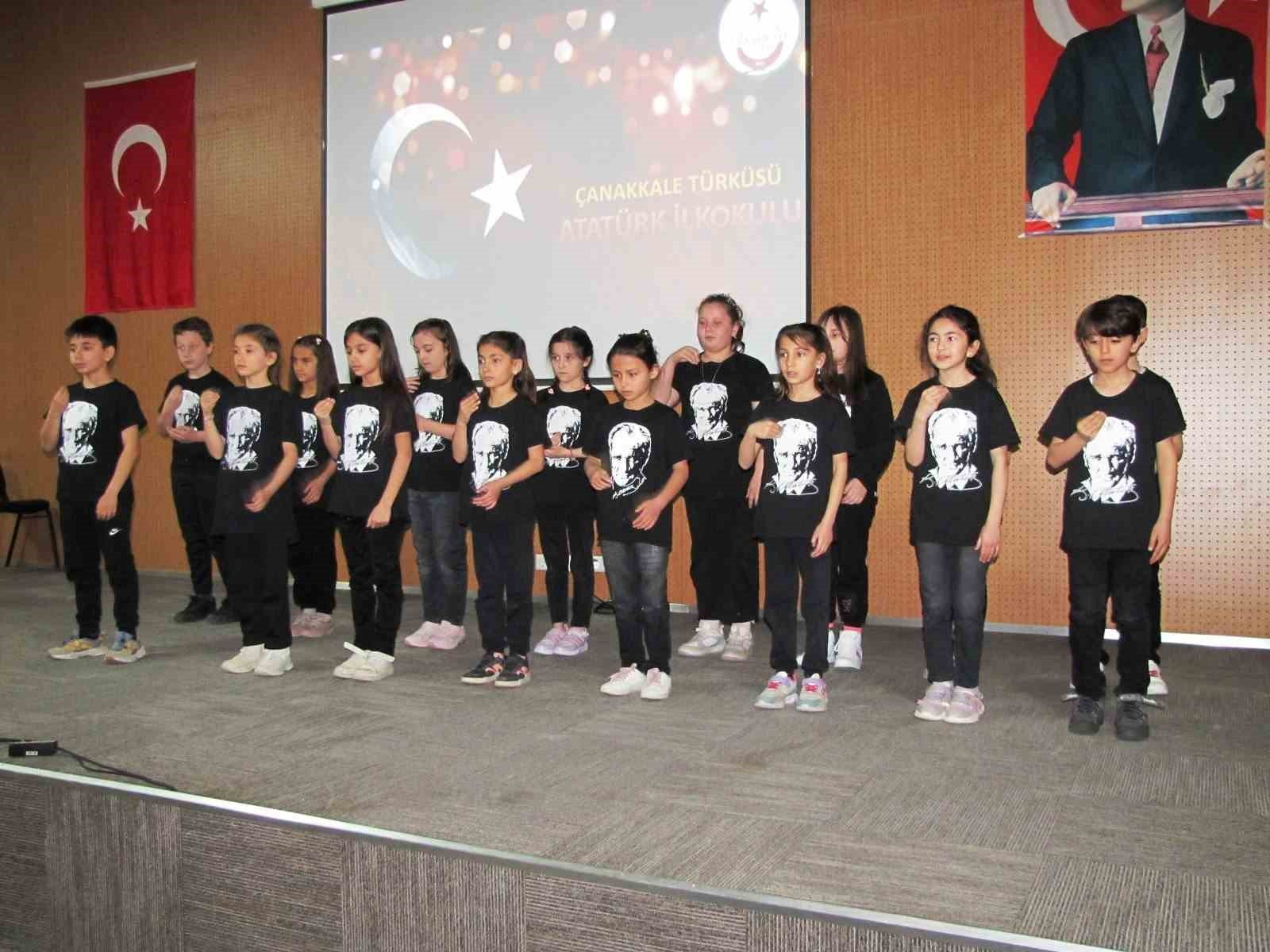 bilecik-haber_ilkokul-ogrencileri-canakkale-turkusunu-isaret-diliyle-seslendirdi-101665.jpg