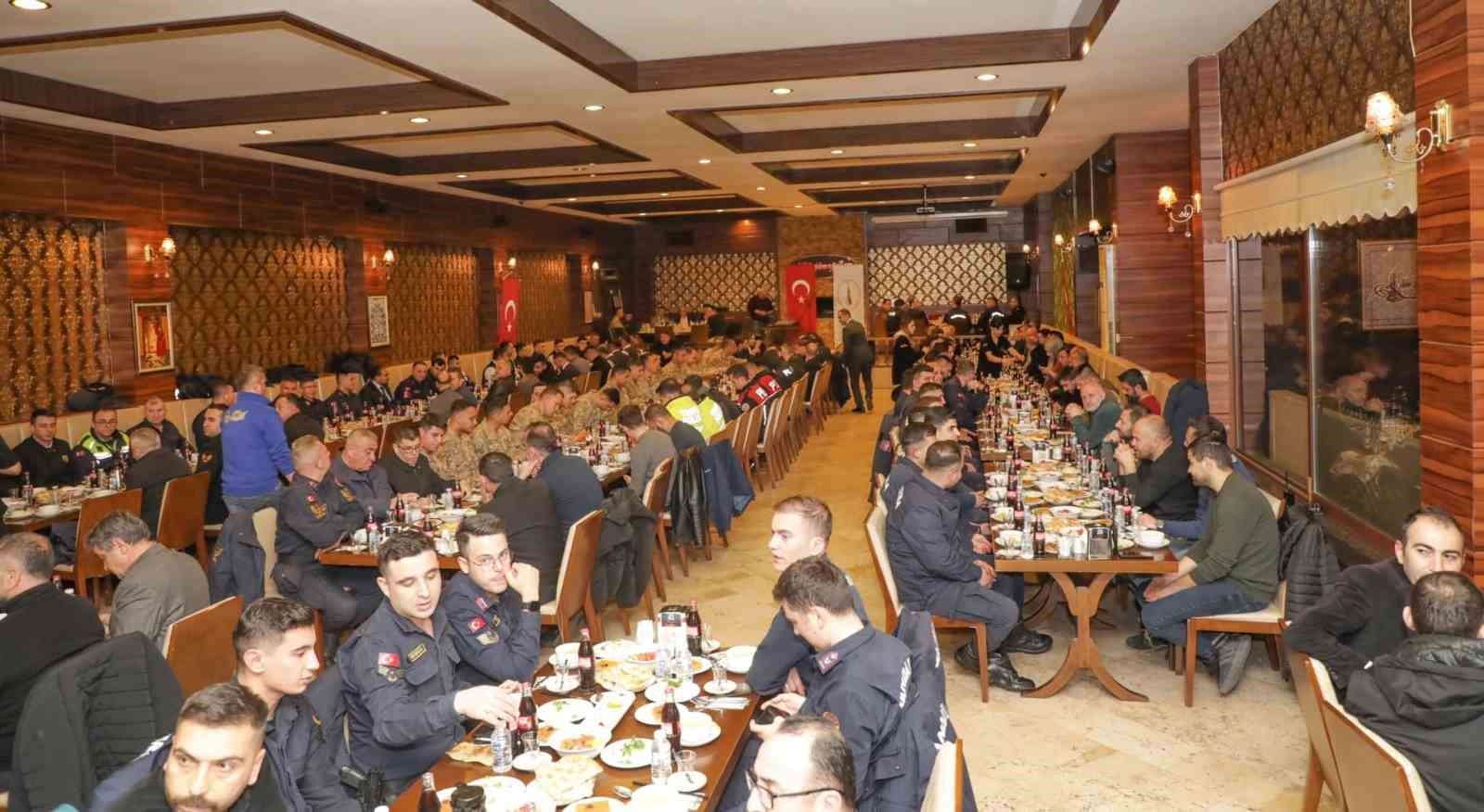bilecik-haber_jandarma-ve-emniyet-personeliyle-iftar-103918.jpg