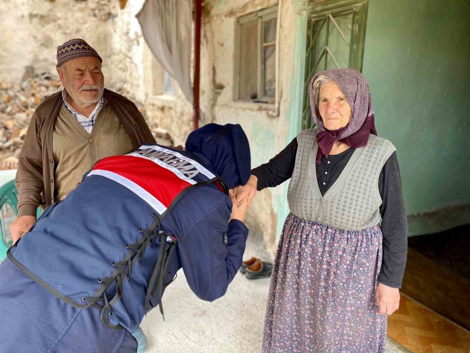 bilecik-haber_jandarma-yaslilarin-gonlunu-aldi-102770.jpg