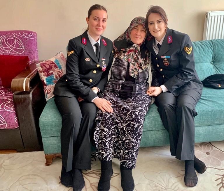 bilecik-haber_jandarmadan-sehit-annesine-ziyaret-103929.jpg